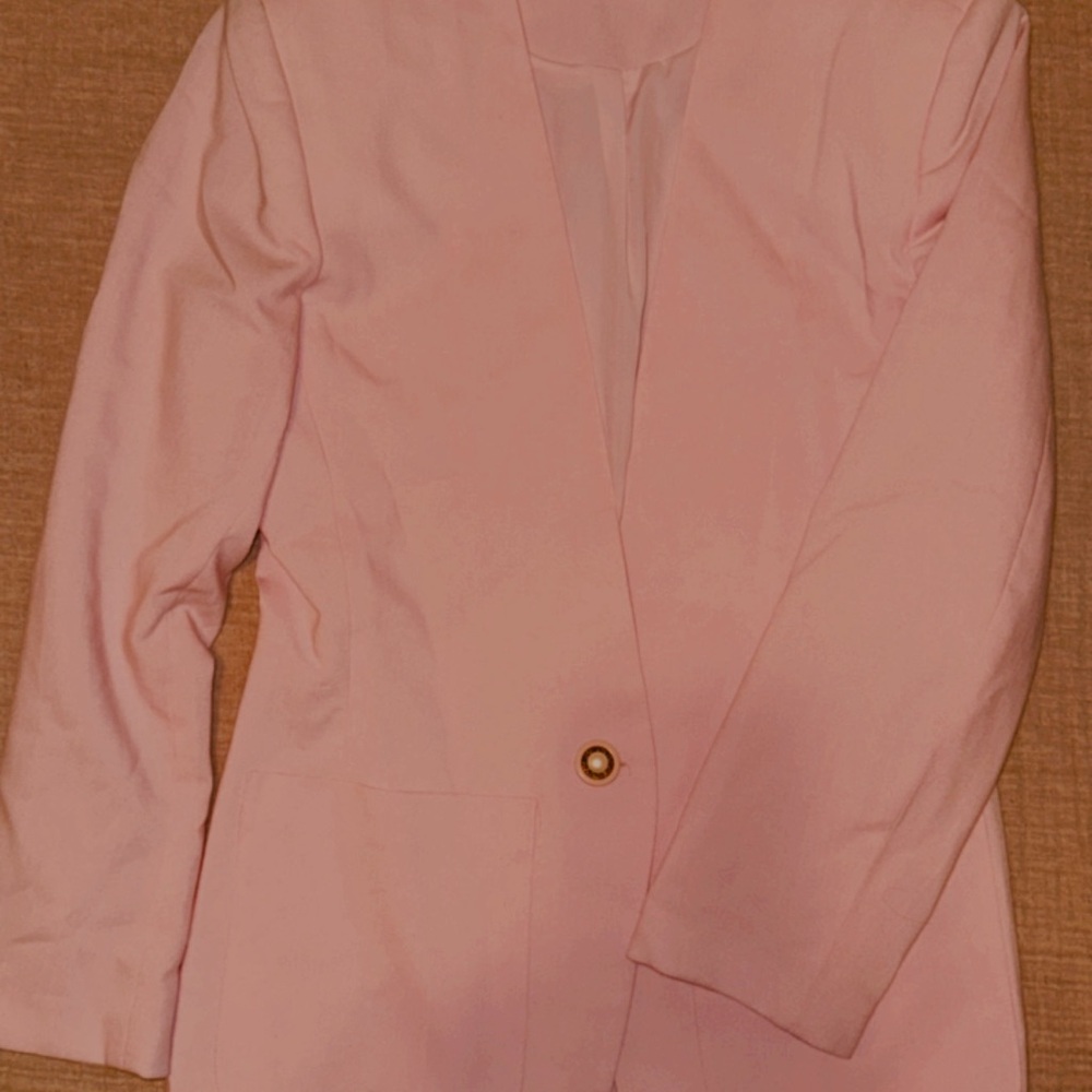 Chic Vintage Pink Blazer with Tailored Silhouette